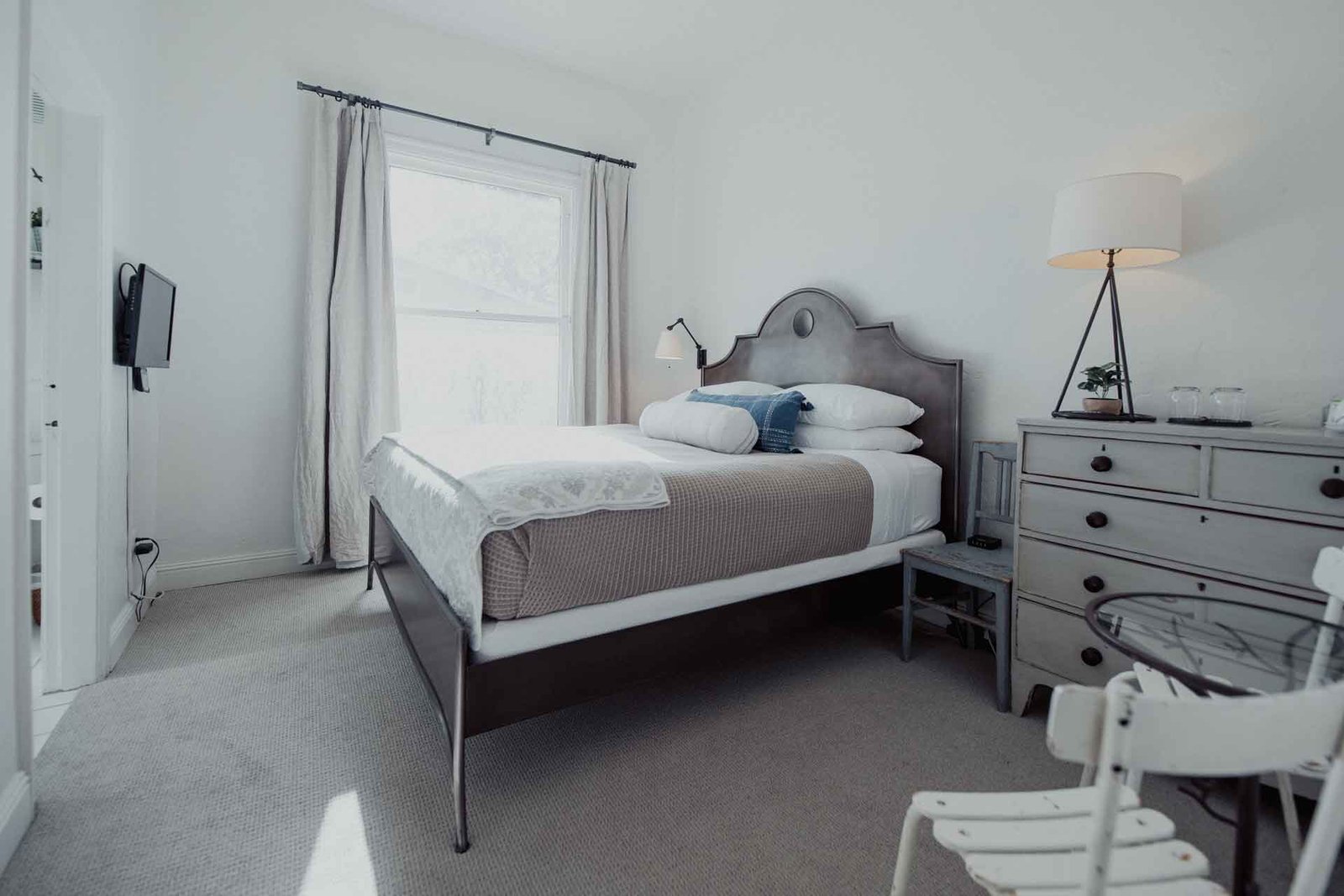 cornflower room main king bed