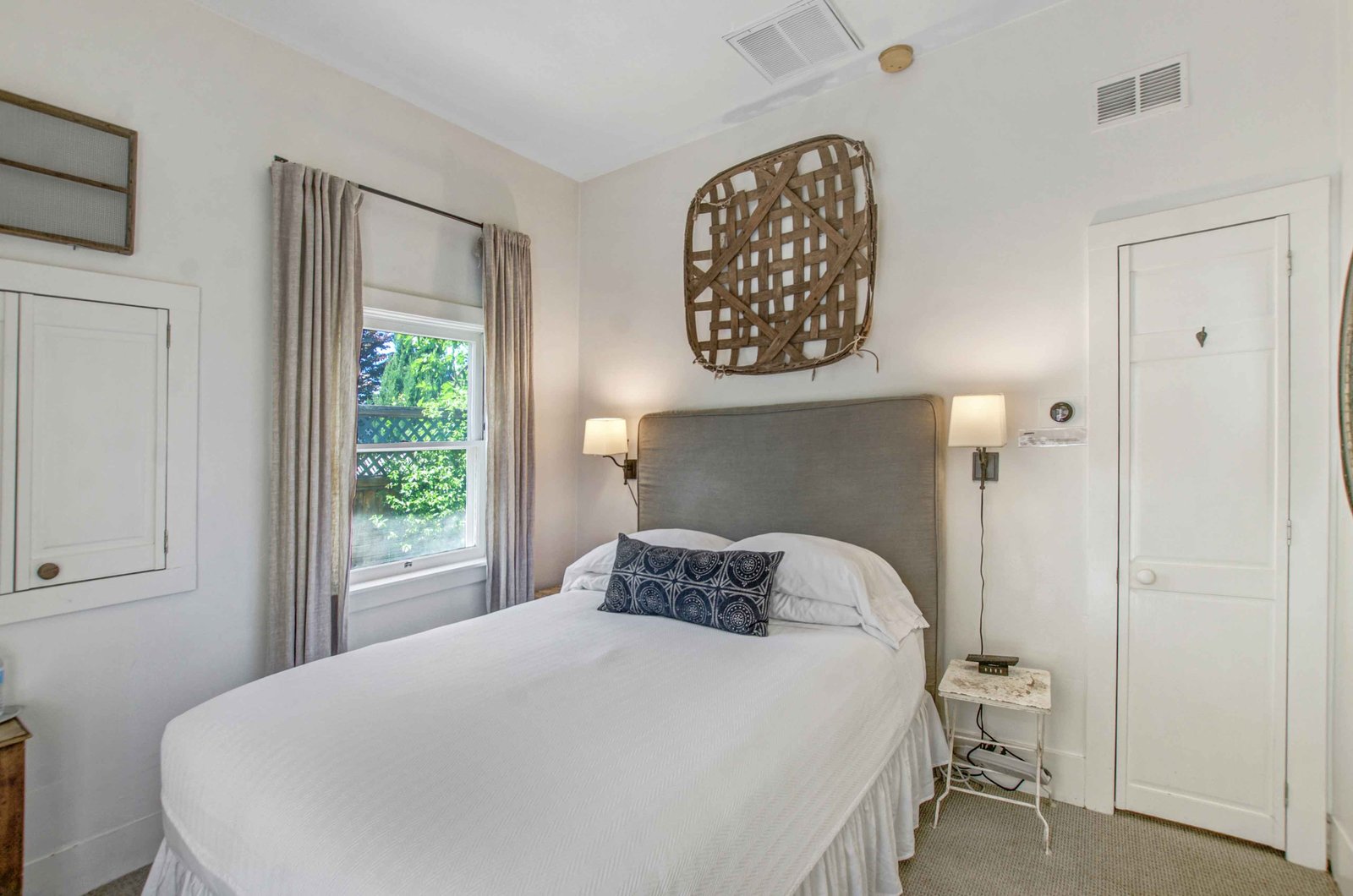 jasmine room quieen size bed