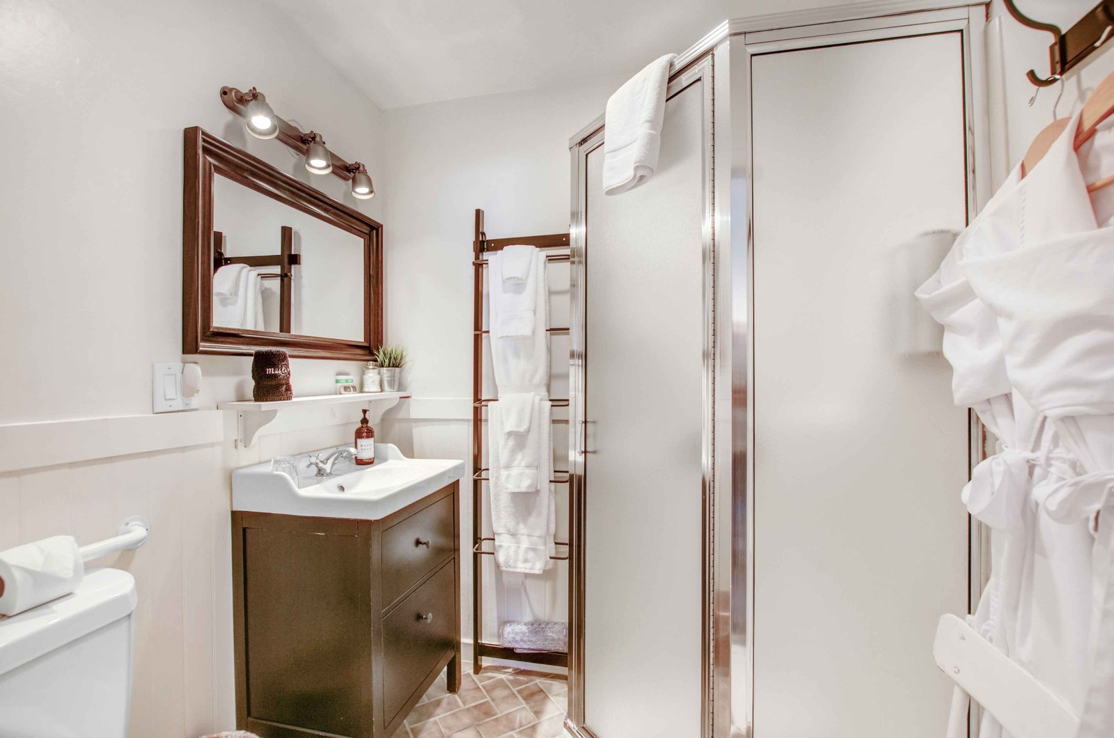 rose garden private bathroom