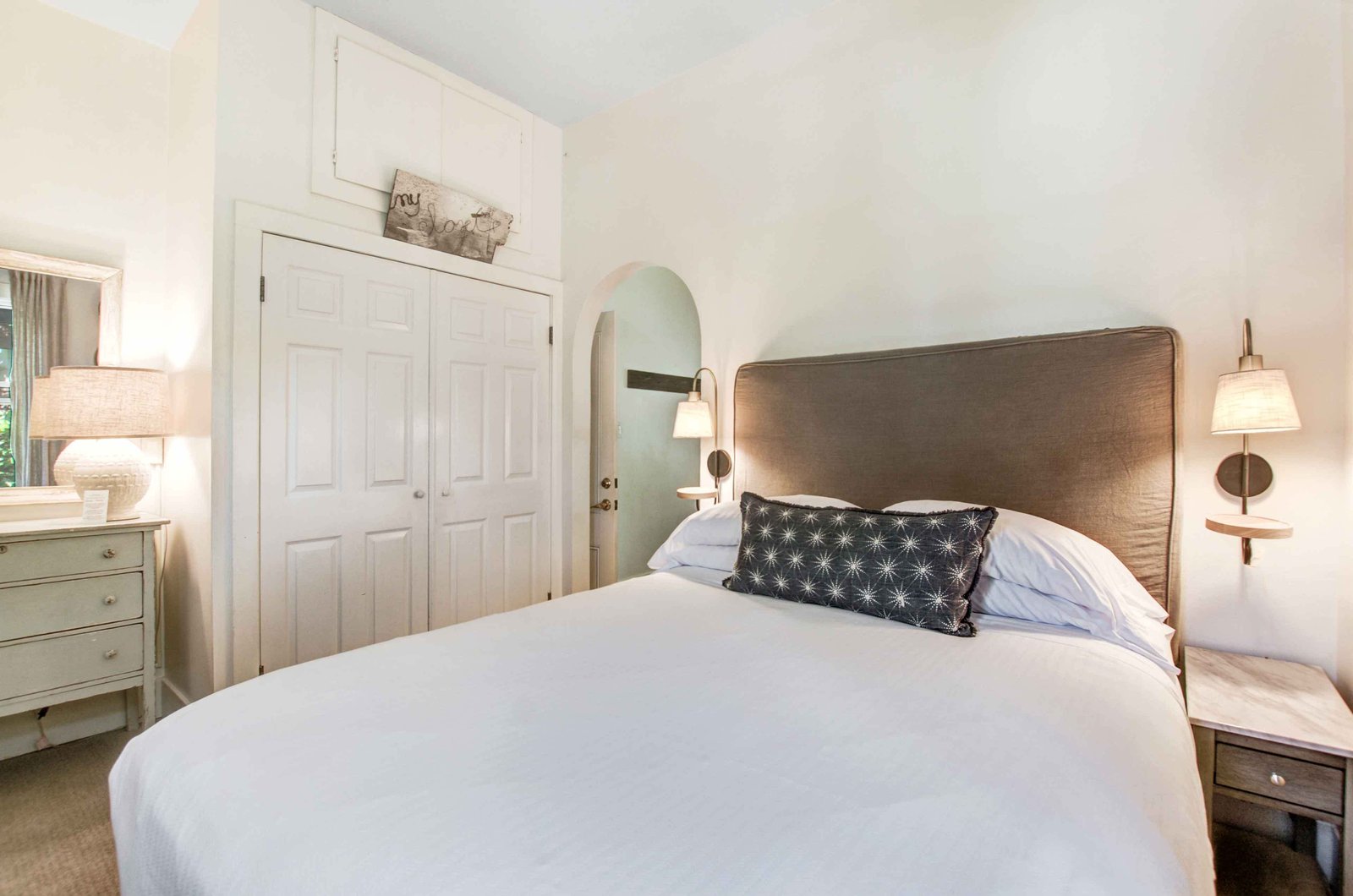 wisteria room main bed 1